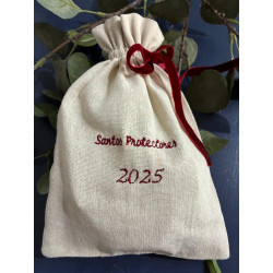 Bolsa bordada con 135 santos